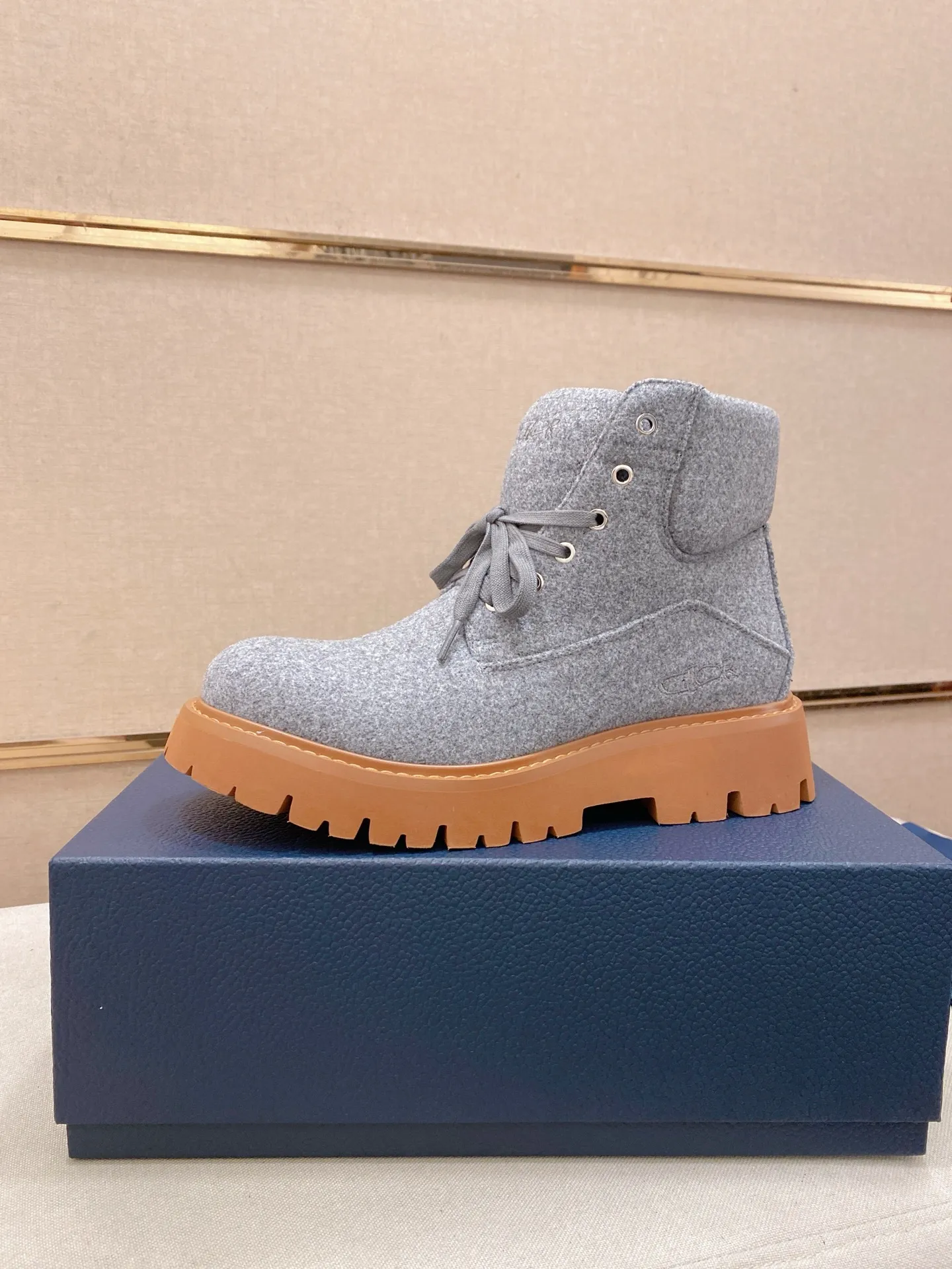 Factory price: 560💰[Dior·Dior] New casual high-top men's shoes, new spring and summer design, perfect workmanship, lace-up lazy style to create cabinet quality, upper: imported first-layer cowhide, high-grade sheepskin lining soft and comfortable, ultra-light TPU wear-resistant outsole, simple, versatile fashion men's shoes, excellent color code number 38-44. Customized at 45.46